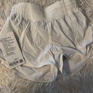 Lululemon White hotty hots 2.5 inches size 4